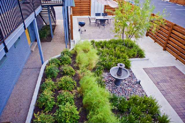 smallcourtyardhydeP..jpg (128315 bytes)